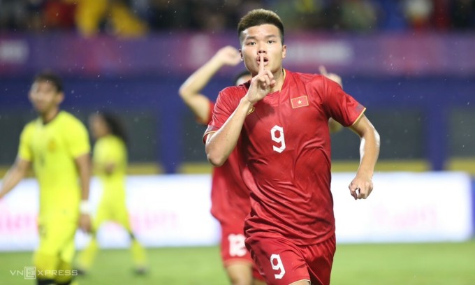 Việt Nam thắng Malaysia trong thế hơn hai người