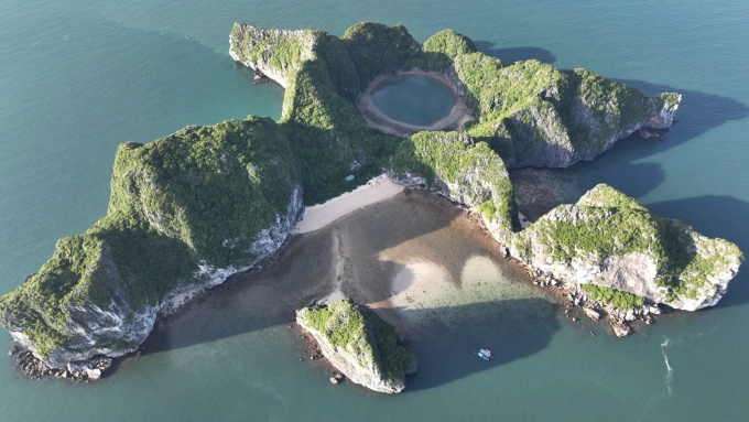 Đảo đẹp nhất vùng lõi vịnh Hạ Long bị xâm hại